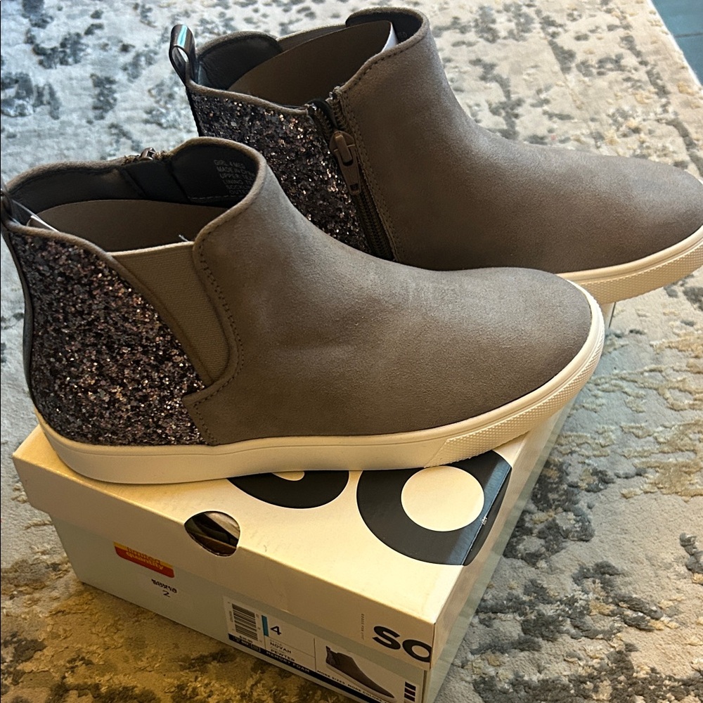 SO Girls Gray Ankle Boots with Glitter Detail and zip up side. New With Tags